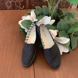 LIKE NEW TOM’S WOMENS SHOES SIZE 12 IN BLACK